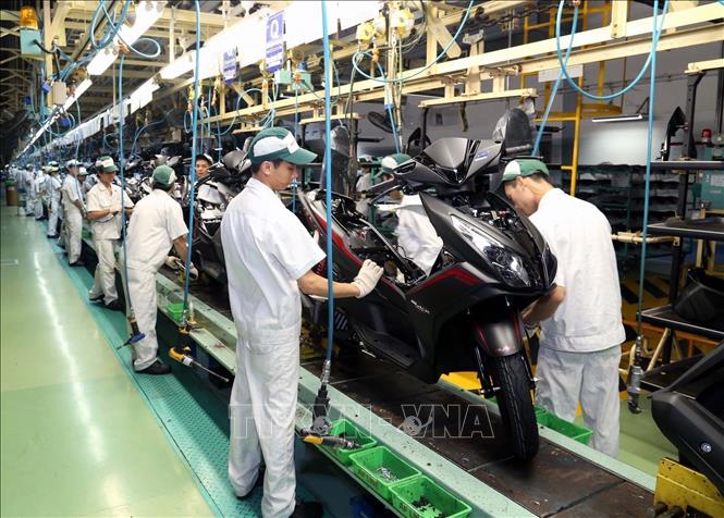 Assembling motorbikes at the Honda Ha Nam factory in Dong Van Industrial Zone. VNA Photo: Đại Nghĩa