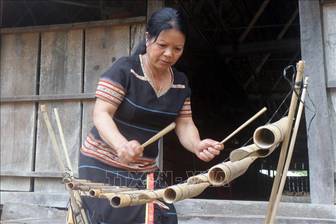 Trong ảnh: Nghệ nhân Y Trieng (thị trấn Đăk Rve, huyện Kon Rẫy, tỉnh Kon Tum) đánh đàn T’rưng. Ảnh: Khoa Chương - TTXVN