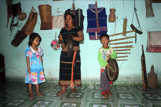 Trong ảnh: Nghệ nhân Y Trieng hướng dẫn các em nhỏ tại làng Kon Cheo Leo (thị trấn Đăk Rve, huyện Kon Rẫy, tỉnh Kon Tum) tập đánh cồng chiêng. Ảnh: Khoa Chương - TTXVN