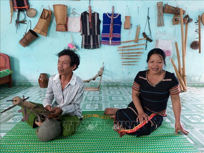 Trong ảnh: Nghệ nhân Y Trieng (thị trấn Đăk Rve, huyện Kon Rẫy, tỉnh Kon Tum) và chồng biểu diễn bài hát dân ca của người Jơ Lâng. Ảnh: Khoa Chương - TTXVN