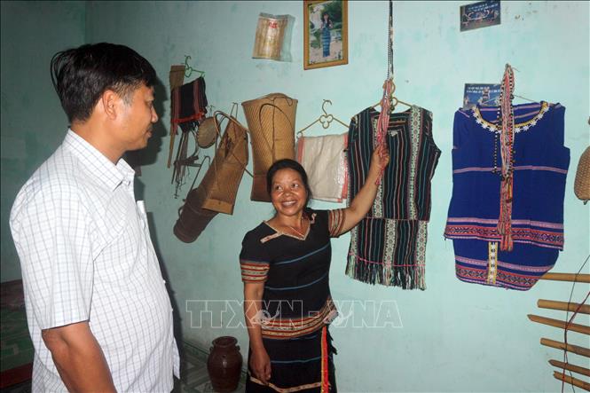 Trong ảnh: Nghệ nhân Y Trieng (thị trấn Đăk Rve, huyện Kon Rẫy, tỉnh Kon Tum) giới thiệu về góc trưng bày những sản phẩm đặc trưng của người Jơ Lâng (nhánh của dân tộc Bahnar) tại ngôi nhà của mình. Ảnh: Khoa Chương - TTXVN