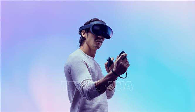 Trong ảnh: Hãng Meta giới thiệu phiên bản kính thực tế ảo mới Quest Pro. Ảnh: AFP/TTXVN