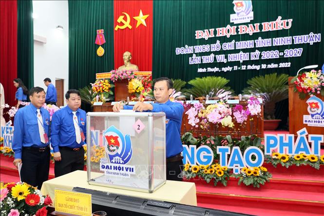 Các đại biểu thực hiện nghi thức bỏ phiếu bầu tại đại hội. Ảnh: Công Thử - TTXVN