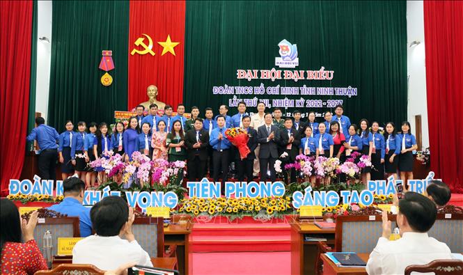 Ban chấp hành Đoàn TNCS Hồ Chí Minh tỉnh Ninh Thuận ra mắt đại hội. Ảnh: Công Thử - TTXVN