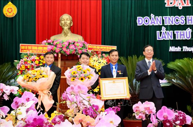 Ông Nguyễn Đức Thanh, Bí thư Tỉnh ủy đã trao Huân chương lao động hạng Ba cho Đoàn TNCS Hồ Chí Minh tỉnh Ninh Thuận. Ảnh: Công Thử - TTXVN