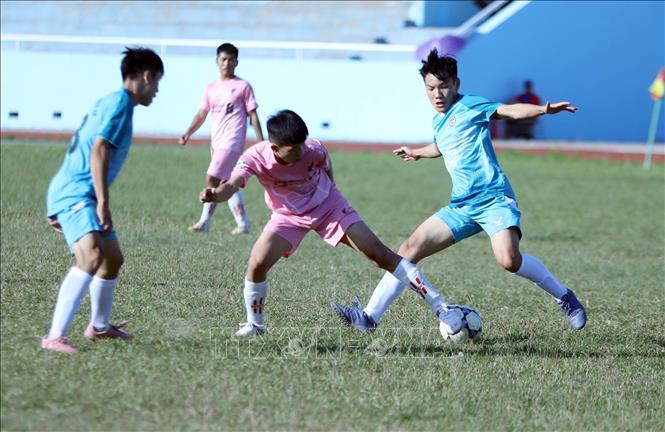Pha tranh bóng quyết liệt giữa cầu thủ nam đội THPT Chu Văn An (áo xanh) và cầu thủ nam đội THPT Hòa Bình (áo hồng) trong trận đấu chiều 12/10/2022. Ảnh: Anh Tuấn – TTXVN