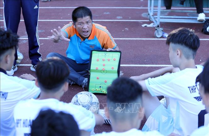 Huấn luyện viên đội nam THPT Dân tộc nội trú Cao Lộc đưa ra sơ đồ đấu pháp với các cầu thủ đội mình trước trận đấu chiều 12/10/2022 với đội nam THPT Hoàng Văn Thụ. Ảnh: Anh Tuấn - TTXVN