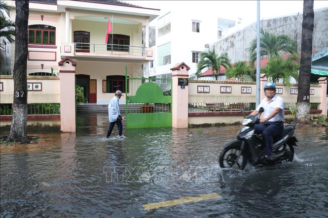 Trong ảnh: Nước ngập sâu trên tuyến đường Trương Định, phường 2. Ảnh: Nguyễn Văn Trí - TTTXVN