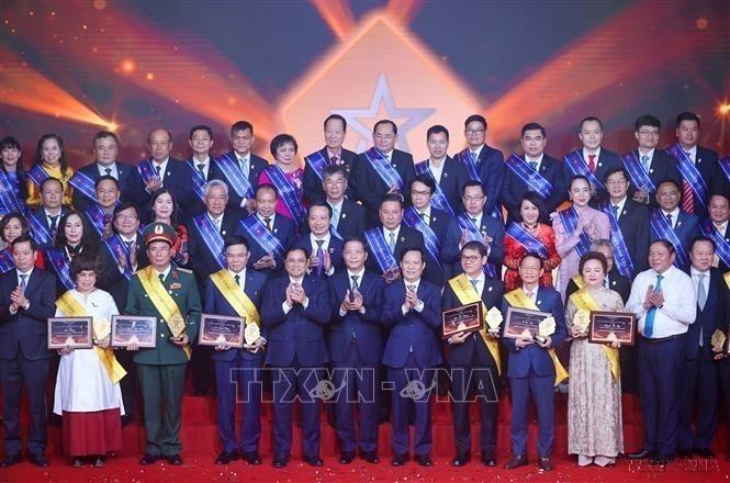 Thủ tướng Phạm Minh Chính và các Doanh nhân tiêu biểu năm 2022. Ảnh: Dương Giang-TTXVN 