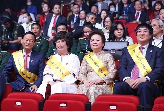Các doanh nhân thuộc Top 10 Doanh nhân Việt Nam tiêu biểu nhất năm 2022. Ảnh: Dương Giang-TTXVN 