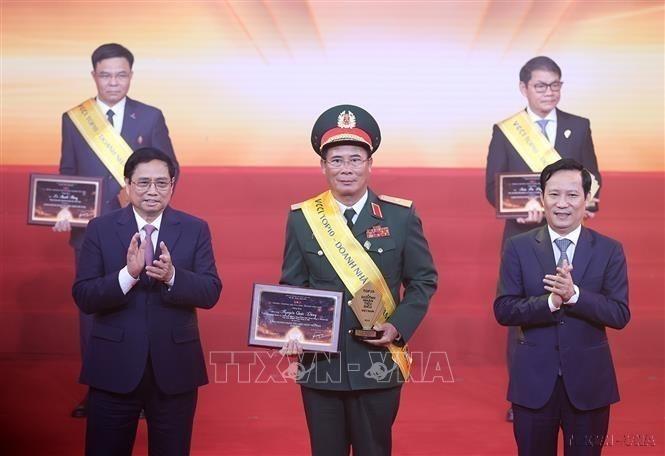 Thủ tướng Phạm Minh Chính trao tặng danh hiệu tôn vinh các doanh nhân được vinh danh Top 10 Doanh nhân Việt Nam tiêu biểu nhất năm 2022. Ảnh: Dương Giang-TTXVN 