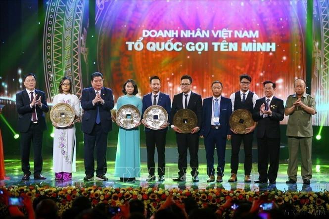 Trao “Đồng tiền khởi nghiệp” cho các dự án khởi nghiệp tiêu biểu trong Chương trình kỷ niệm Ngày Doanh nhân Việt Nam năm 2017. Ảnh: Minh Quyết - TTXVN