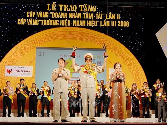 Trao tặng Cúp vàng 