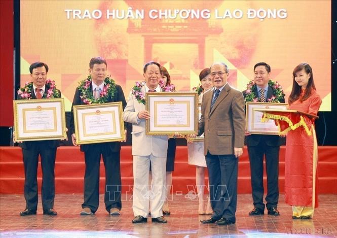 Chủ tịch Quốc hội Nguyễn Sinh Hùng trao Huân chương Lao động hạng Ba của Chủ tịch nước cho các doanh nghiệp (năm 2014). Ảnh: Doãn Tấn - TTXVN