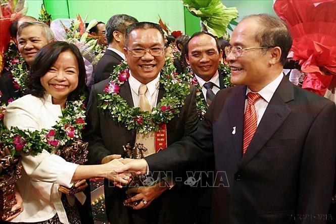 Phó Thủ tướng Thường trực Nguyễn Sinh Hùng với các doanh nhân tiêu biểu được trao cup Thánh Gióng năm 2007. Ảnh: Hoài Nam TTXVN