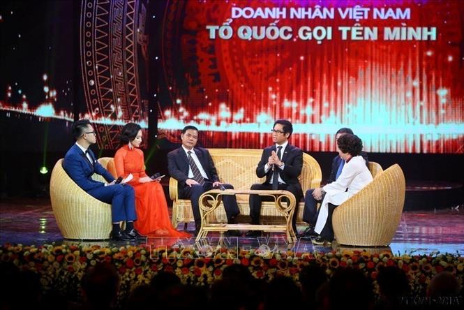 Các đại biểu doanh nhân tiêu biểu giao lưu tại Chương trình kỷ niệm Ngày Doanh nhân Việt Nam 13/10/2017. Ảnh: Minh Quyết – TTXVN
