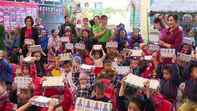 Mỗi năm, Công ty sữa Vinamilk Việt Nam dành tặng hàng vạn ly sữa cho trẻ em có hoàn cảnh khó khăn tại các vùng miền trong cả nước. Ảnh: TTXVN
