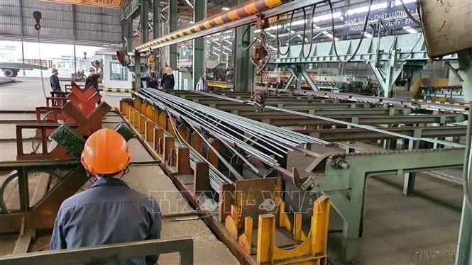 Doanh nghiệp cổ phần thép Việt Đức (Vĩnh Phúc)  là 1 trong 5 nhà sản xuất thép lớn nhất Việt Nam. Hàng năm, Công ty đạt doanh thu 14.000 tỷ đồng, nộp ngân sách nhà nước hàng trăm tỷ đồng và giải quyết việc làm ổn định cho trên 1.000 lao động với mức thu nhập từ 11 đến 12 triệu đồng/người/ tháng. Ảnh: Trong Lịch - TTXVN