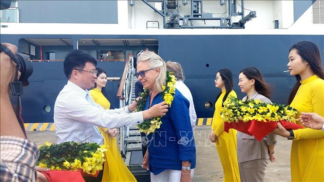 Leaders of Quang Ninh province’s Department of Tourism host a welcome ceremony for the tourists. VNA Photo