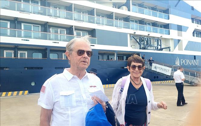 Tourists share their incredible experience of observing Ha Long Bay on a cruise ship. VNA Photo