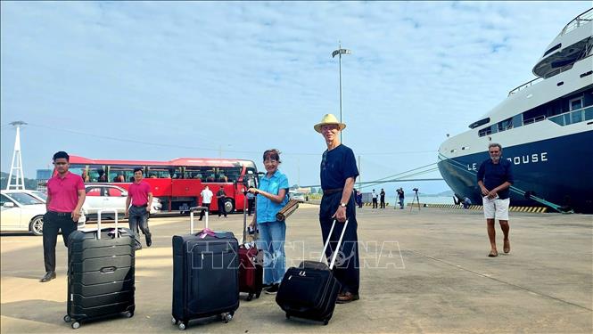 Tourists pack up for the Ha Long city tour. VNA Photo