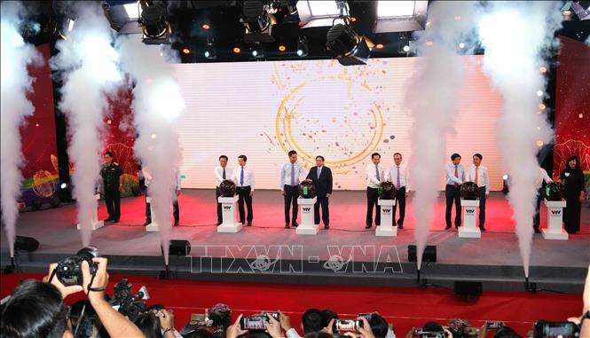 Thủ tướng Chính phủ Phạm Minh Chính cùng các đại biểu thực hiện nghi thức đặt tay ra mắt Kênh  Truyền hình VTV Cần Thơ. Ảnh: Thanh Liêm - TTXVN