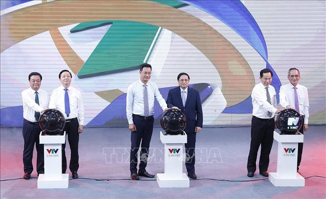 Prime Minister Pham Minh Chinh (third from right) at the launch ceremony. VNA Photo: Dương Giang