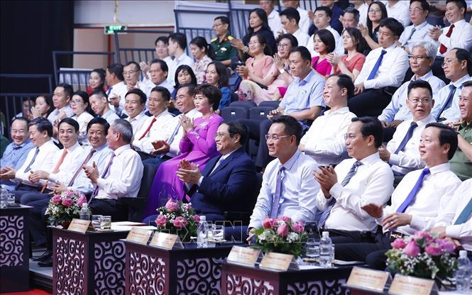 Prime Minister Pham Minh Chinh and delegates at the launch ceremony. VNA Photo: Dương Giang