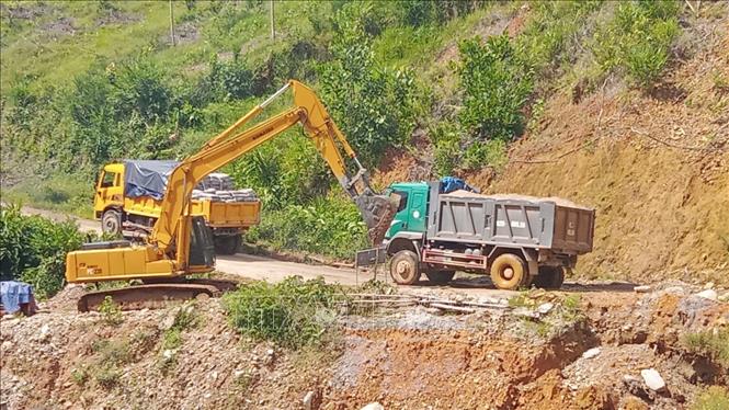 Trong ảnh: Nền đường toàn tuyến dài hơn 16km đã được san lấp, đảm bảo giao thông thông suốt. Ảnh: Đoàn Hữu Trung - TTXVN