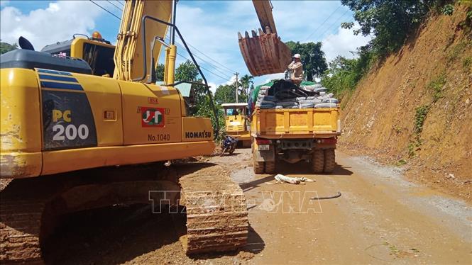 Trong ảnh: Nền đường toàn tuyến dài hơn 16km đã được san lấp, đảm bảo giao thông thông suốt. Ảnh: Đoàn Hữu Trung - TTXVN