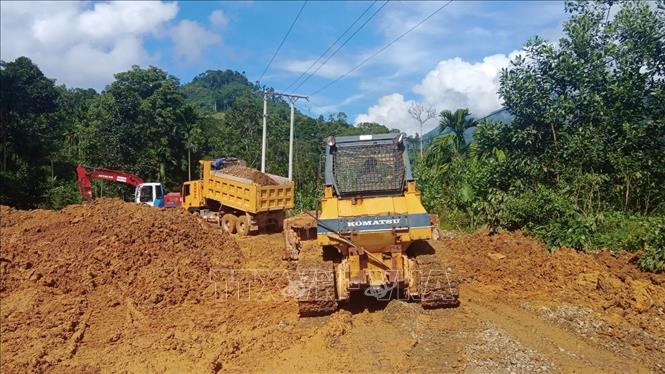 Trong ảnh: Nền đường toàn tuyến dài hơn 16km đã được san lấp, đảm bảo giao thông thông suốt. Ảnh: Đoàn Hữu Trung - TTXVN