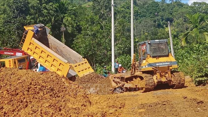 Trong ảnh: Nền đường toàn tuyến dài hơn 16km đã được san lấp, đảm bảo giao thông thông suốt. Ảnh: Đoàn Hữu Trung - TTXVN

