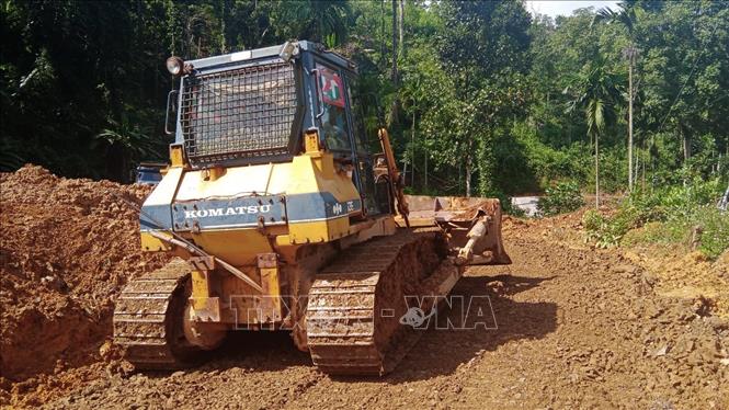 Trong ảnh: Xe cơ giới được bố trí trên toàn tuyến để kịp thời xử lý sự cố sạt lở núi, đảm bảo giao thông thông suốt. Ảnh: Đoàn Hữu Trung - TTXVN