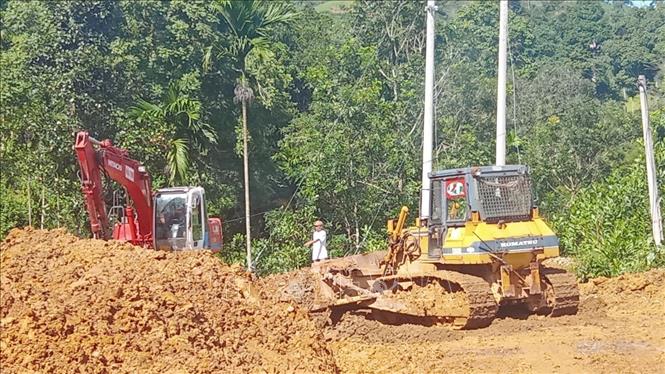 Trong ảnh: Xe cơ giới được bố trí trên toàn tuyến để kịp thời xử lý sự cố sạt lở núi, đảm bảo giao thông thông suốt. Ảnh: Đoàn Hữu Trung - TTXVN