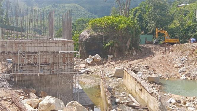 Trong ảnh: Cầu cống, ngầm tràn bị hư hỏng được xây dựng mới. Ảnh: Đoàn Hữu Trung - TTXVN