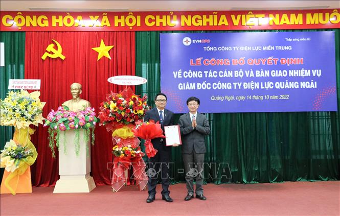 Trao Quyết định về công tác cán bộ và bàn giao nhiệm vụ cho ông Quách Phạm Cường. Ảnh: Phạm Cường - TTXVN