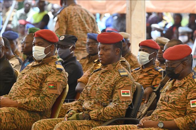 Trong ảnh: Đại uý Ibrahim Traore (giữa) tại một sự kiện ở Ouagadougou, Burkina Faso, ngày 8/10/2022. Ảnh: AFP/TTXVN