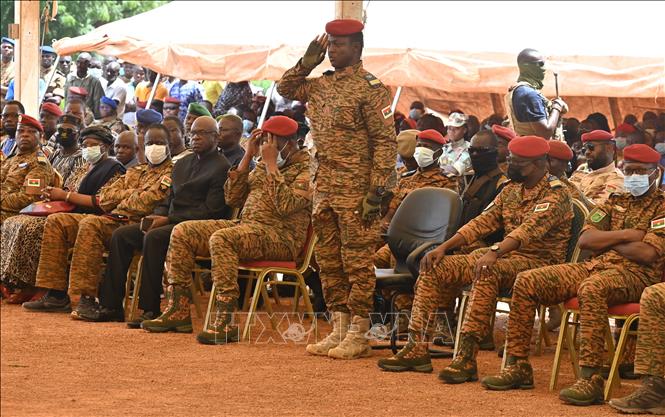 Trong ảnh: Đại uý Ibrahim Traore (thứ 3, phải, hàng đầu) tại một sự kiện ở Ouagadougou, Burkina Faso, ngày 8/10/2022. Ảnh: AFP/TTXVN