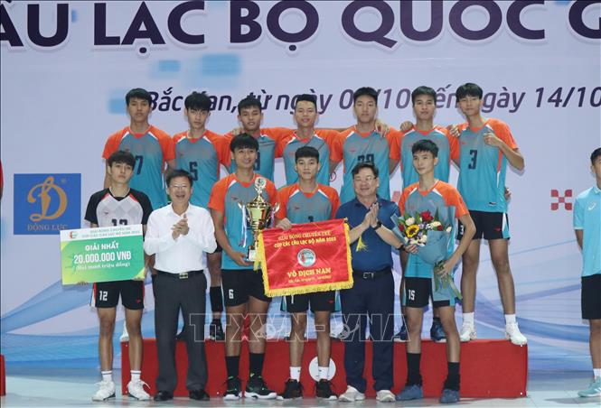 Ban tổ chức trao giải Nhất đồng đội nam cho đội trẻ Bộ đội Biên Phòng. Ảnh:  Vũ Hoàng Giang - TTXVN

