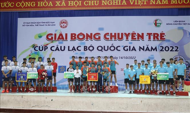 Ban tổ chức trao giải nhất, nhì, ba đồng đội nam. Ảnh:  Vũ Hoàng Giang - TTXVN
