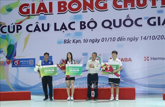 Ban tổ chức trao các giải cá nhân cho các vận động viên xuất sắc. Ảnh:  Vũ Hoàng Giang - TTXVN
