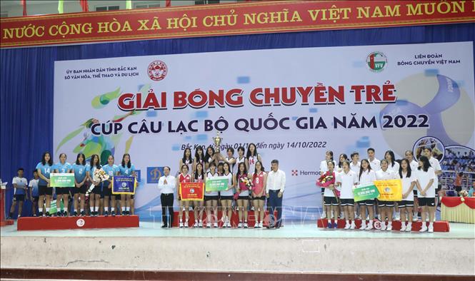 Ban tổ chức trao giải Nhất, Nhì, Ba đồng đội nữ. Ảnh:  Vũ Hoàng Giang - TTXVN

