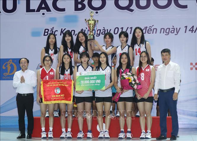 Ban tổ chức trao giải Nhất đồng đội nữ cho đội trẻ Bộ Tư lệnh Thông tin. Ảnh:  Vũ Hoàng Giang - TTXVN
