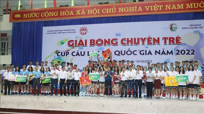 Các đội tham gia giải chụp ảnh lưu niệm cùng ban tổ chức. Ảnh:  Vũ Hoàng Giang - TTXVN
