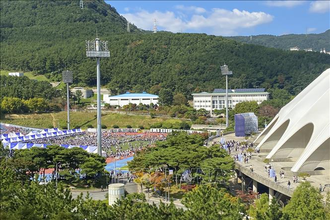 Trong ảnh: Khu vực nhận vé vào xem buổi hòa nhạc của BTS phía ngoài Sân vận động Busan Asiad chật kín người. Ảnh: Anh Nguyên - PV TTXVN tại Hàn Quốc.