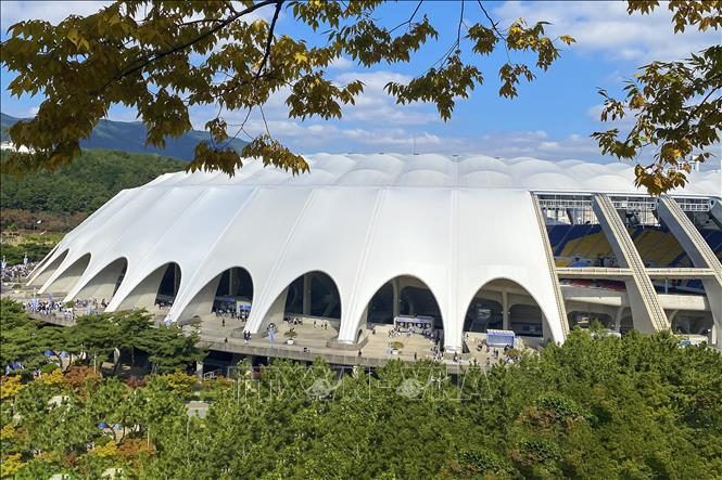 Sân vận động Busan Asiad với sức chứa 53.769 chỗ ngồi, nơi diễn ra buổi hòa nhạc miễn phí của BTS ngày 15/10. Ảnh: Anh Nguyên - PV TTXVN tại Hàn Quốc.