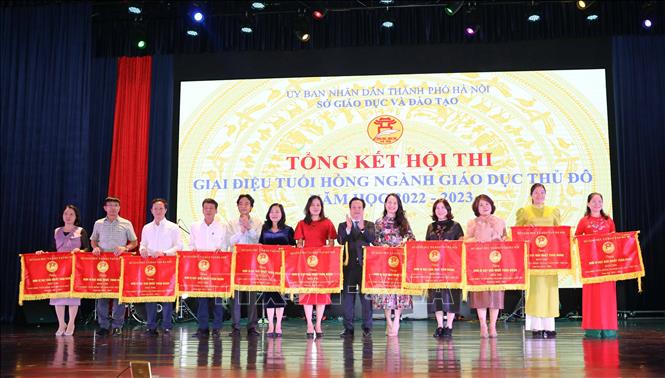 Ban tổ chức trao giải Nhất toàn đoàn trong lễ tổng kết hội thi. Ảnh: Thanh Tùng - TTXVN