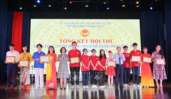 Ban tổ chức trao giải Nhất nội dung tốp ca trong lễ tổng kết hội thi. Ảnh: Thanh Tùng - TTXVN