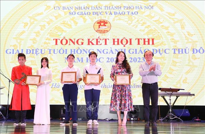 Ban tổ chức trao giải Nhất nội dung biểu diễn nhạc cụ trong lễ tổng kết hội thi. Ảnh: Thanh Tùng - TTXVN