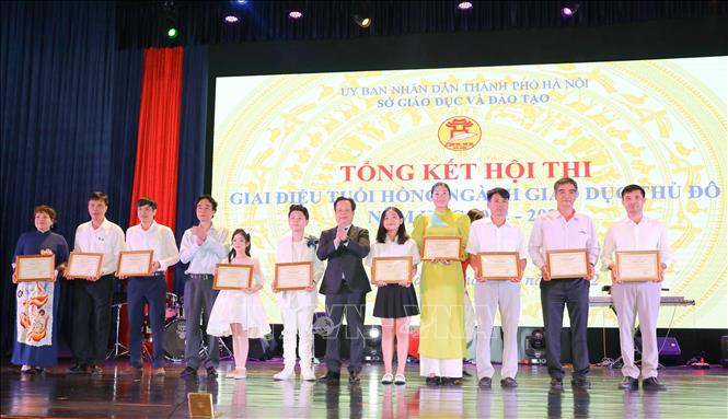 Ban tổ chức trao giải Nhất nội dung đơn ca trong lễ tổng kết hội thi. Ảnh: Thanh Tùng - TTXVN